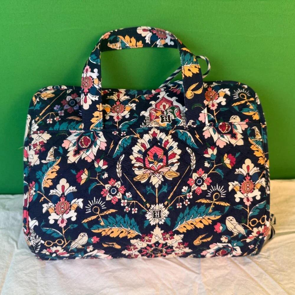Vera Bradley 'Home to Hogwarts' Shower/Travel/Cosmetics Hanging Bag - Picture 6 of 9